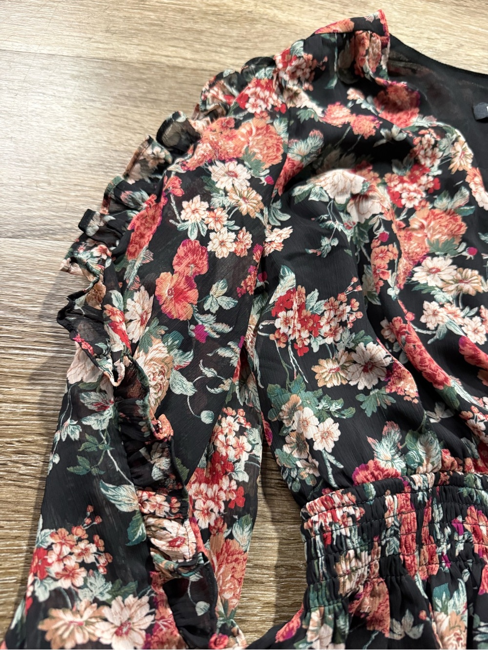 Express Ruffle Detail Floral Blouse - Picture 4 of 6